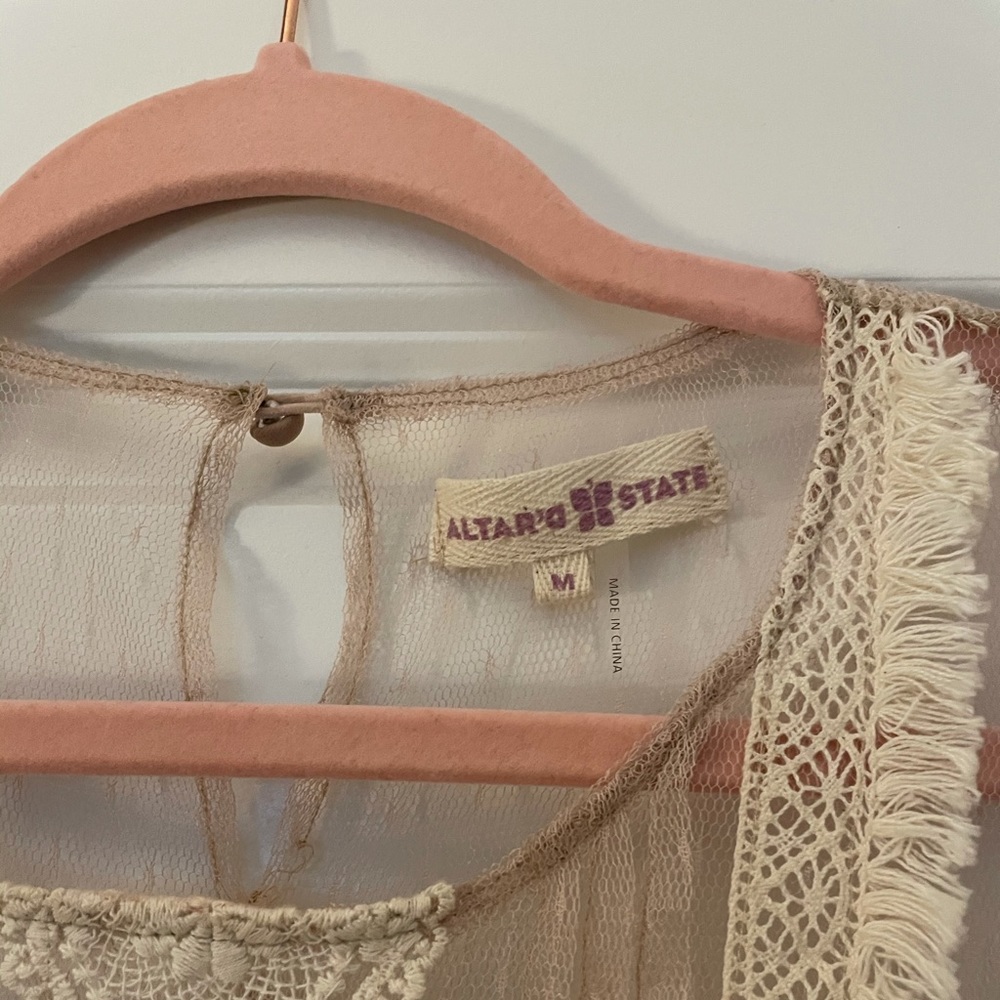 Altar’d State Women’s Cream Lace Sheer Sleeveless Blouse Size M in EUC - Picture 3 of 10